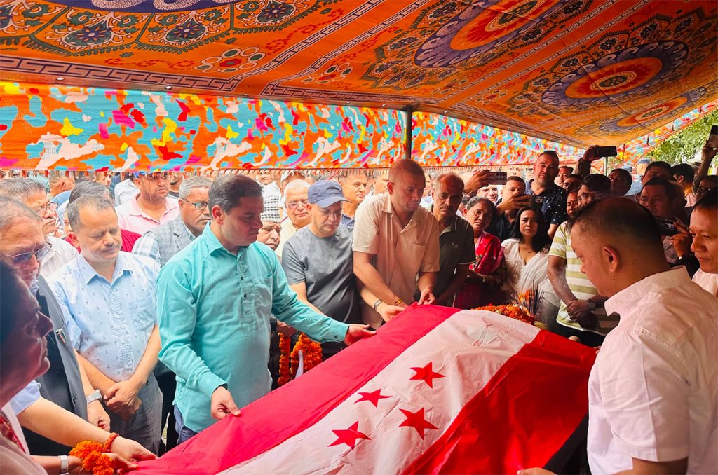 पूर्वमन्त्री खरेलको पार्थिव शरीरमा कांग्रेस सभापतिले ओढाए पार्टीको झन्डा