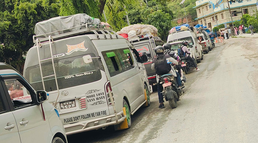 बीपी राजमार्गमा ‘होल्ड’ गरिएका यात्रु बोकेका सवारीलाई प्रहरी स्कर्टिङमा भकुण्डे ल्याइँदै