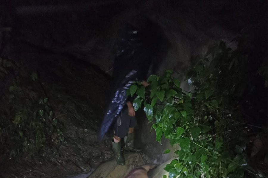 खोटाङमा खहरे खोलाको बाढीले बगाउँदा २ जनाको मृत्यु