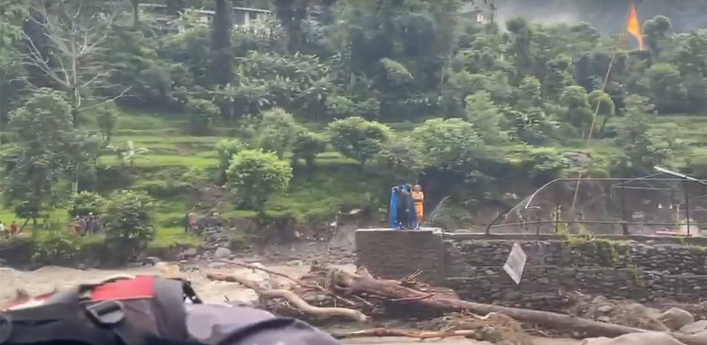 मोदीखोला बाढीका कारण मन्दिरमा फसेका तीन जनाको सकुशल उद्धार
