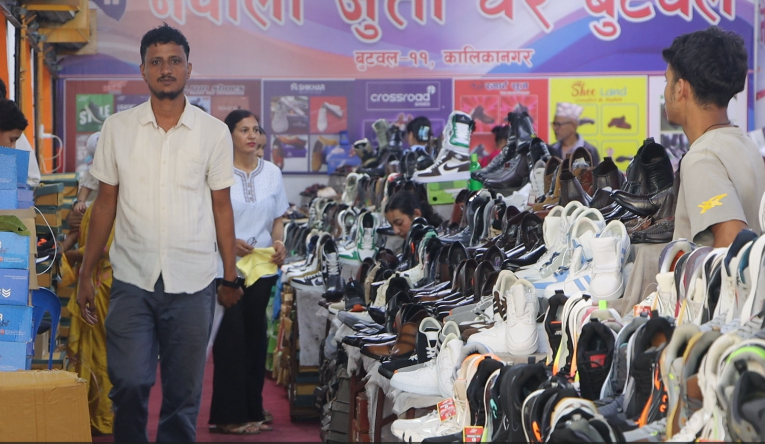 नेपाली जुत्ताघर बुटवलमा दशैं धमाकाः जुत्ता–चप्पल खरिदमा खसी, फ्रिज र इलेक्ट्रोनिक्स सामान उपहार